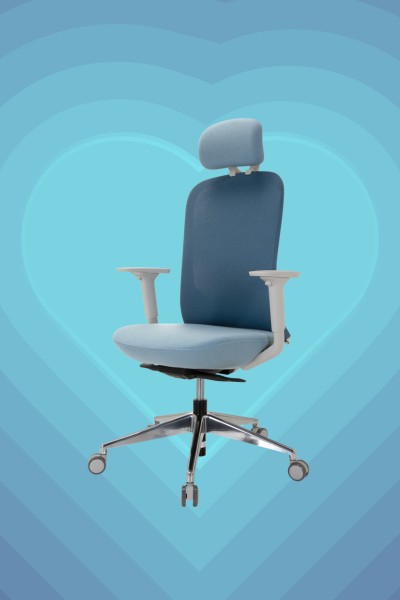 La silla de oficina AVEZA PRO en bloque de color azul se puede ver sobre un fondo de corazón azul.