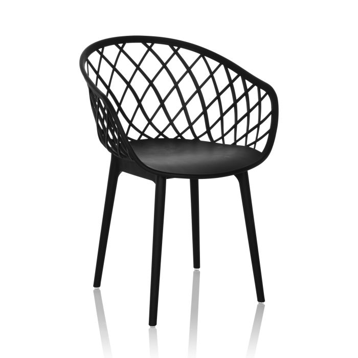 Robustas sillas de exterior en un café