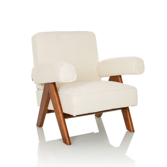 Tumbonas de terciopelo frente a una piscina