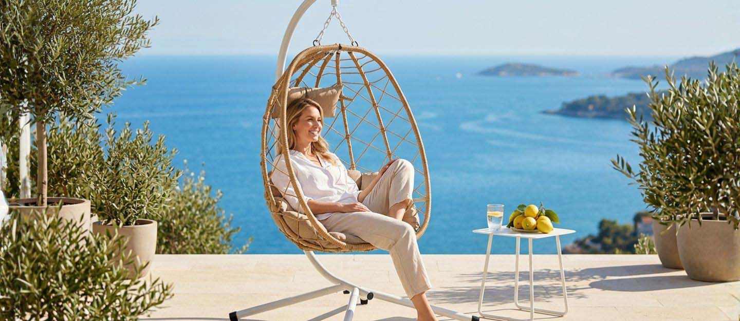 Tres sillas ergon&oacute;micas ERGOMY Colore en azul, rojo y menta frente a columnas de colores con muestras de color a juego.