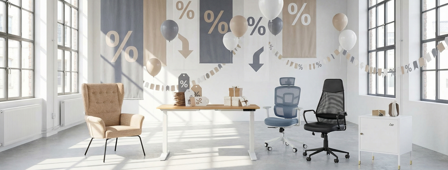 Varias sillas y muebles de oficina en oferta se encuentran en una sala blanca y sencilla, y globos con porcentajes flotan en el techo.